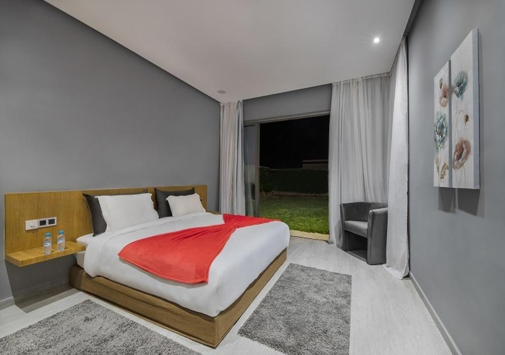 Postel nebo postele na pokoji v ubytování Palms Edge Villas avec Piscine & Jardin Privés
