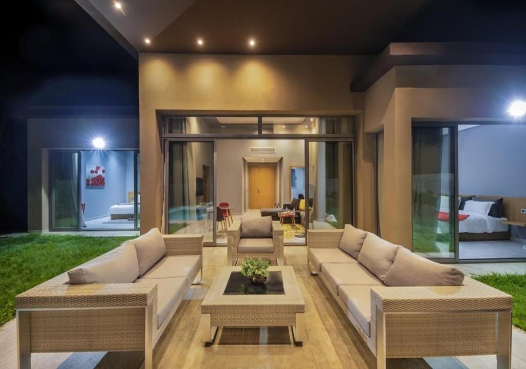 a living room with a couch and a table at Palms Edge Villas avec Piscine & Jardin Priv&eacute;s in Marrakech