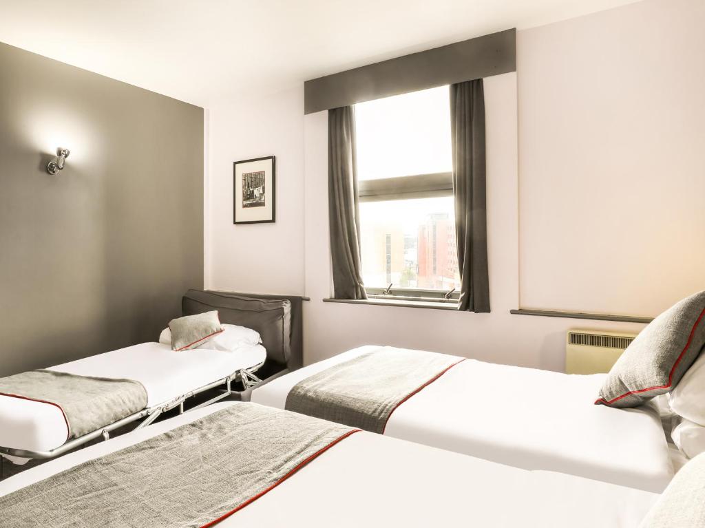 Postel nebo postele na pokoji v ubytování Best Western Sheffield City Hotel