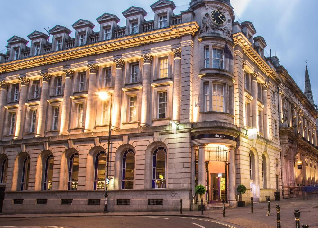 un grande edificio con un orologio sul lato di Harbour Hotel & Spa Bristol a Bristol