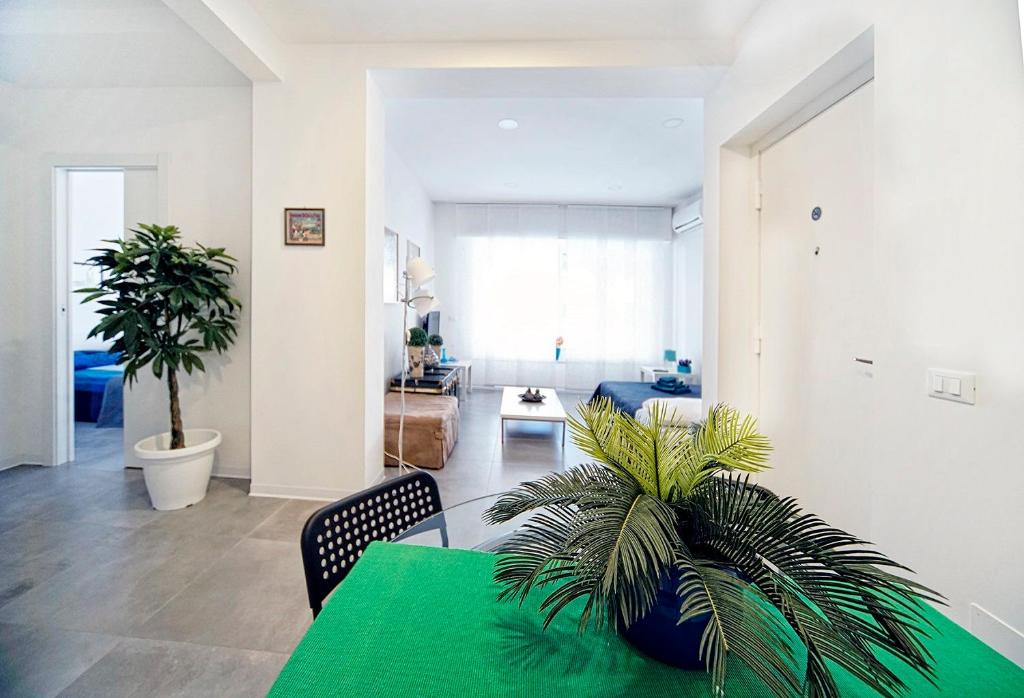 une salle à manger avec une table verte et un salon dans l'établissement Casa4Casa, à Palerme