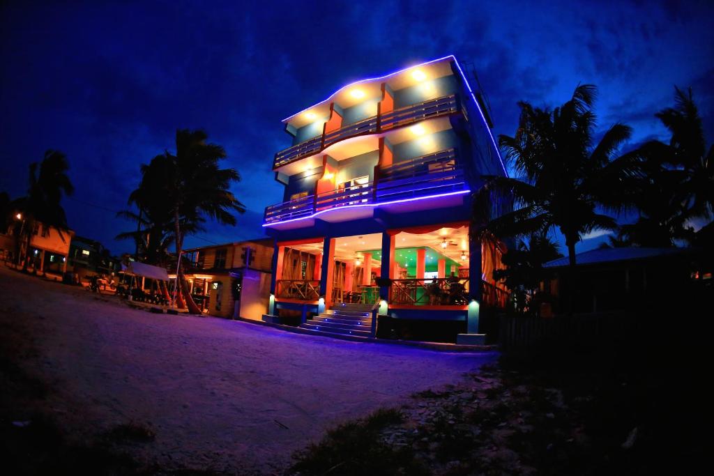 een gebouw met 's nachts blauwe lichten bij Hotel Royal Blue & Golf Cart Rental in San Pedro