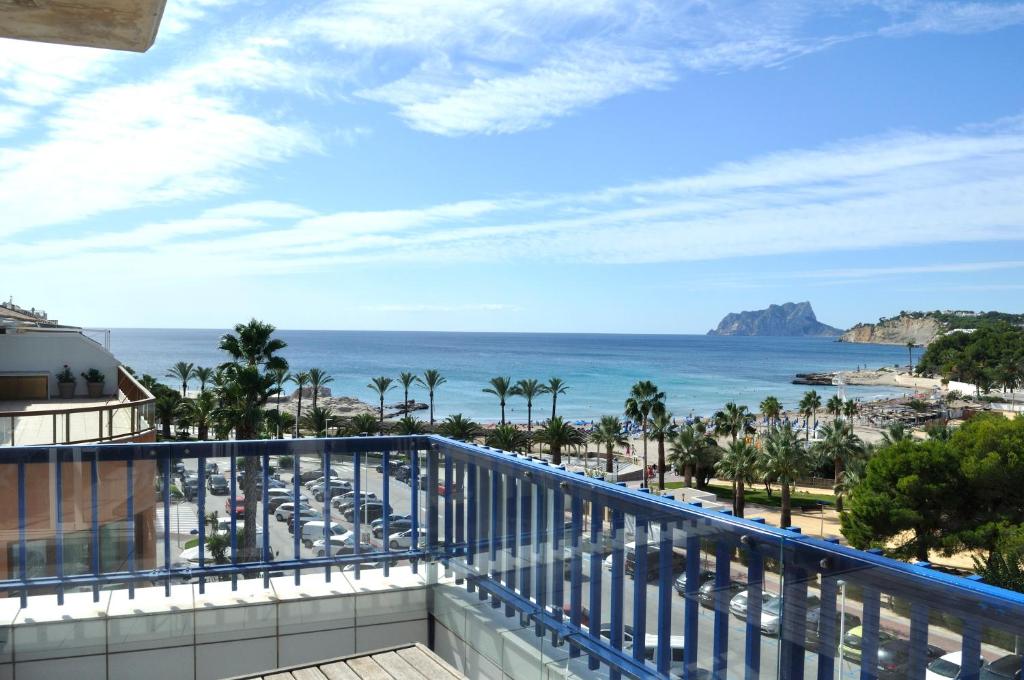 een balkon met uitzicht op de oceaan bij La Paz, ático, 2 dormitorios, Moreira, by Bookindenia in Moraira