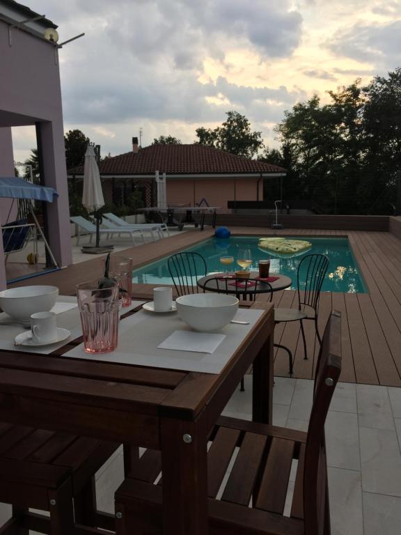 Bazén v ubytování Sentirsi a casa nebo v jeho okolí