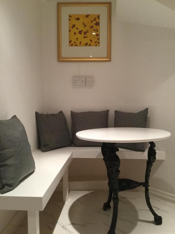 Posezení v ubytování Beautiful 1BR Apartment in Historic St Aubin House