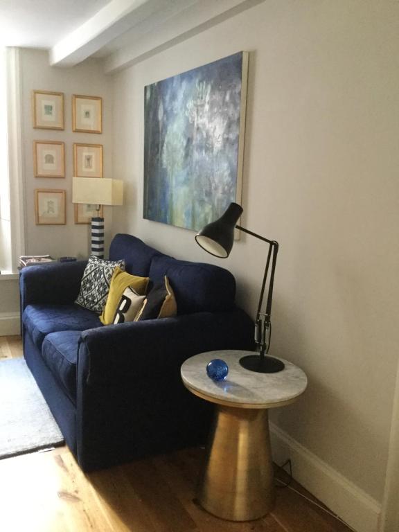 Posezení v ubytování Beautiful 1BR Apartment in Historic St Aubin House