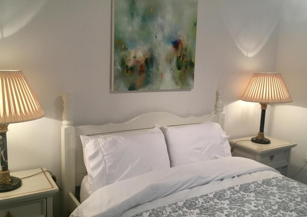 Postel nebo postele na pokoji v ubytování Beautiful 1BR Apartment in Historic St Aubin House