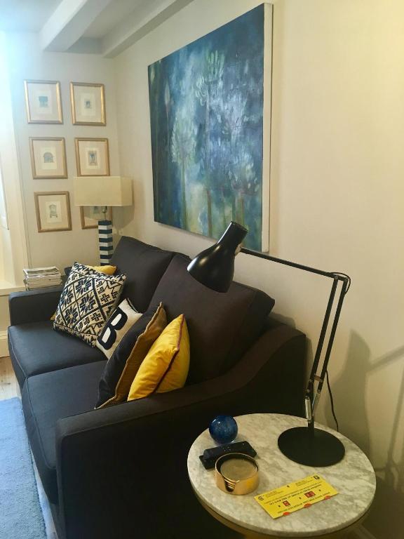 Posezení v ubytování Beautiful 1BR Apartment in Historic St Aubin House
