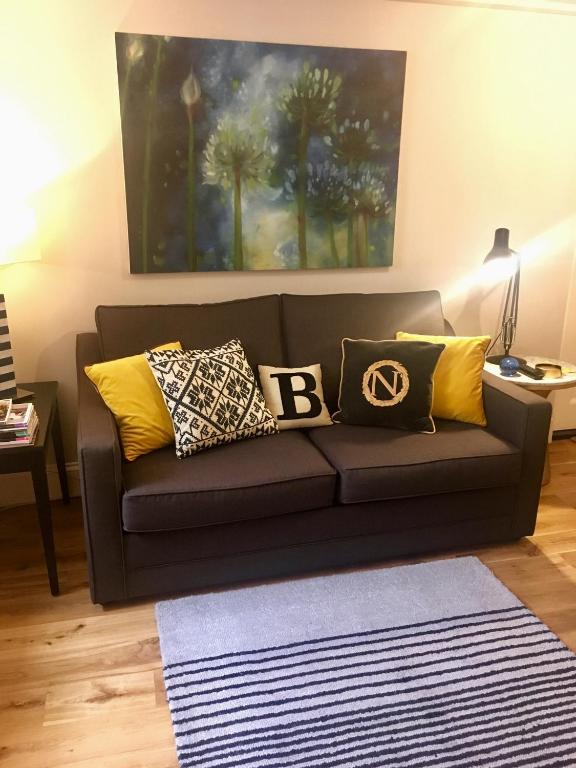 Posezení v ubytování Beautiful 1BR Apartment in Historic St Aubin House