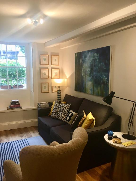 Posezení v ubytování Beautiful 1BR Apartment in Historic St Aubin House