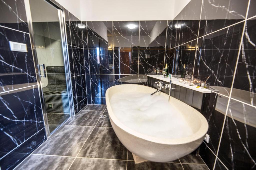 Koupelna v ubytování In Spirit, hotel v Rožnovském pivovaru - Pivní Lázně, Wellness & Čokoládovna