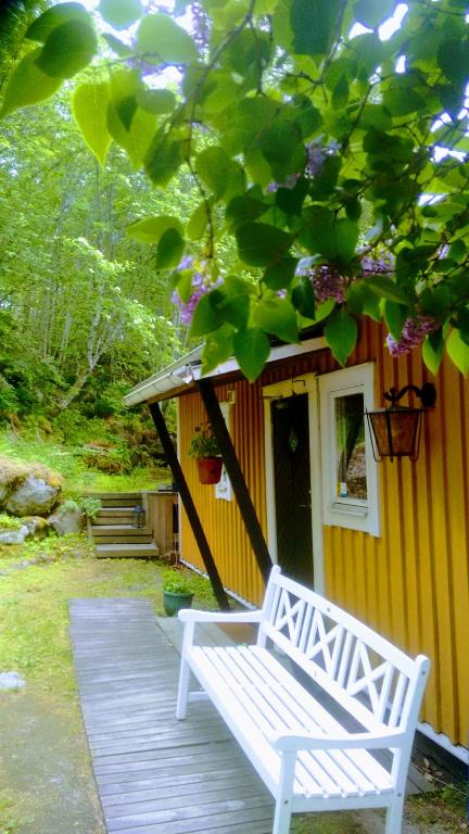 una panchina bianca seduta davanti a una casa di Gårdshuset a Söderhamn