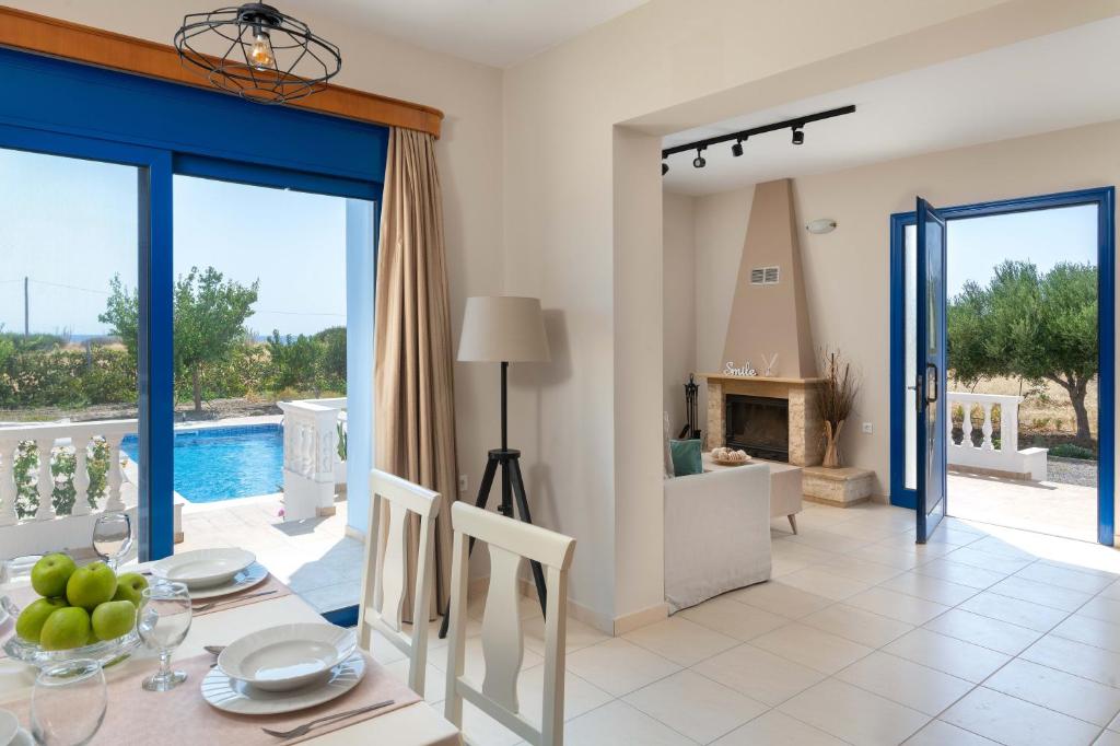 Bazén v ubytování RITA MARE seafront villas heated Pools nebo v jeho okolí