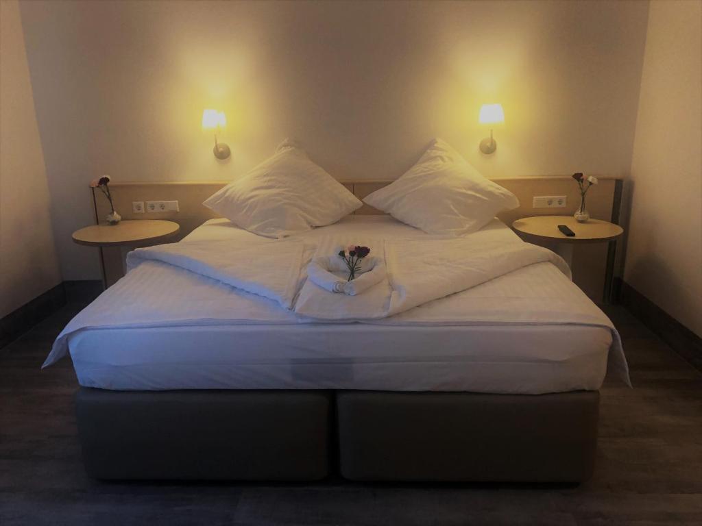 Postel nebo postele na pokoji v ubytování A&M Hotel Barsinghausen