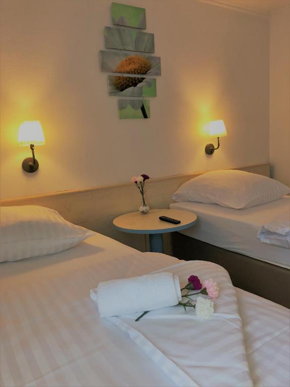 Postel nebo postele na pokoji v ubytování A&M Hotel Barsinghausen