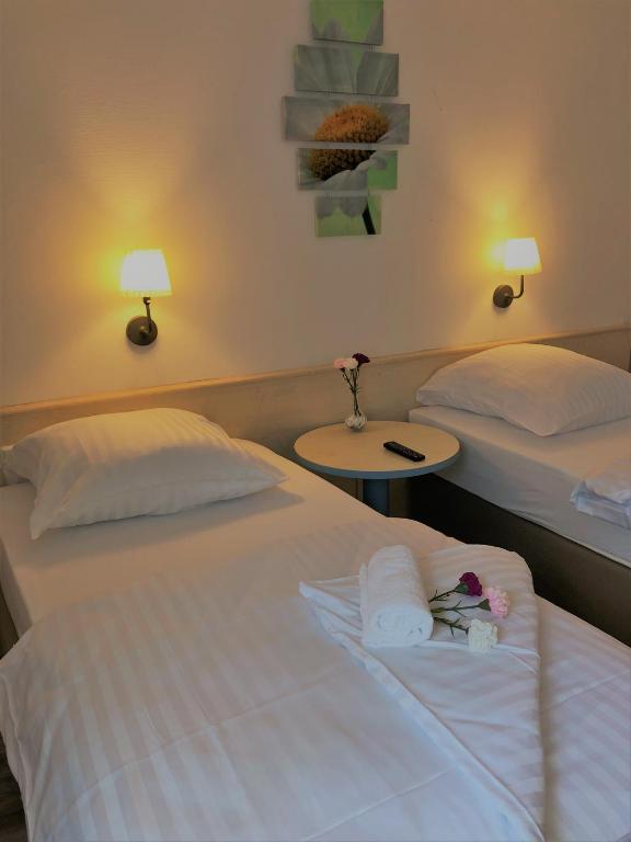 Postel nebo postele na pokoji v ubytování A&M Hotel Barsinghausen
