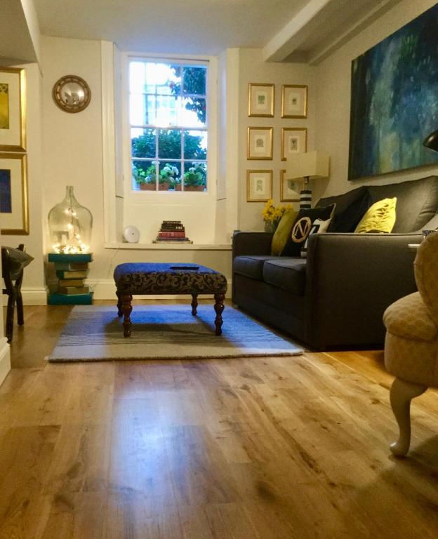 Posezení v ubytování Beautiful 1BR Apartment in Historic St Aubin House