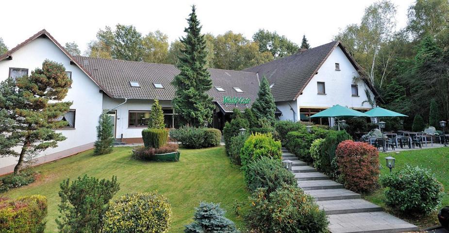 dom z ogrodem przed nim w obiekcie Wald-Café Hotel-Restaurant w mieście Bonn