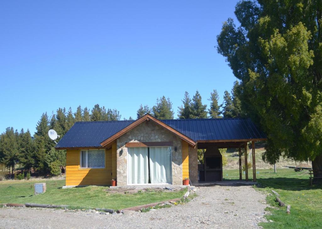 una pequeña casa amarilla con techo azul en Altos Del Molino en Trevelín