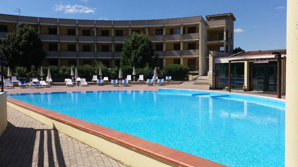 a large swimming pool in front of a hotel at META HOTEL in Metaponto