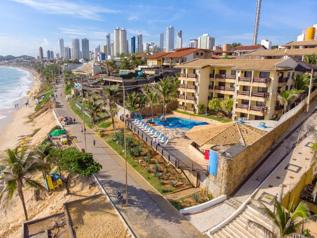 uma vista aérea da praia e do oceano em Happy Hotel Praia Azul em Natal