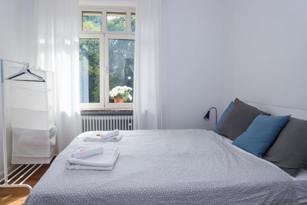 1 dormitorio blanco con 1 cama con 2 toallas en rooms lux city, en Luxemburgo