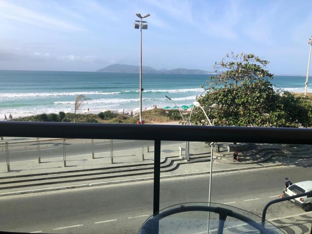 un balcón con vistas a la playa y al océano. en FORTE DA PRAIA 2 en Cabo Frío