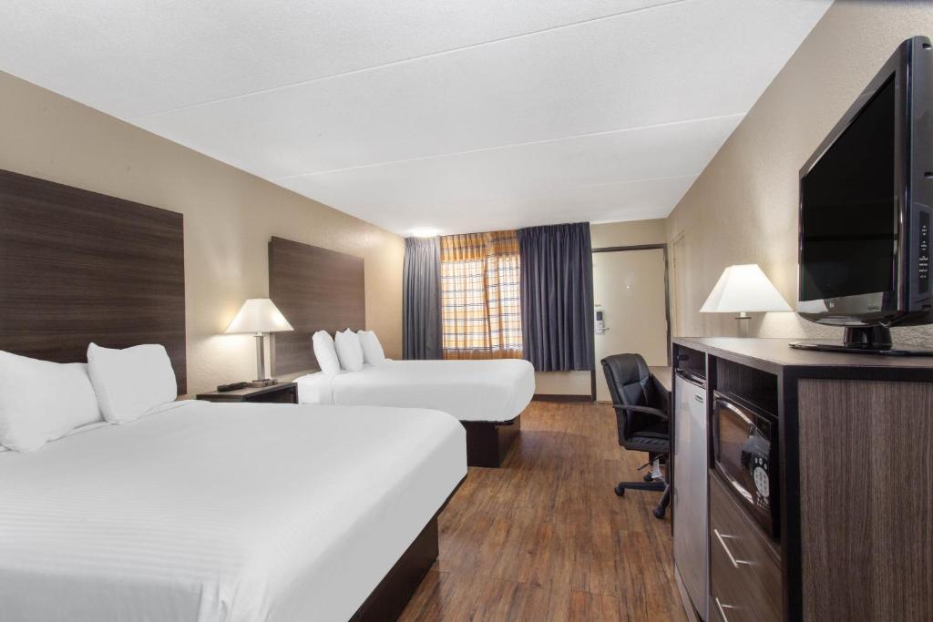 Travelodge by Wyndham Deltona - Queen Room With Two Queen Beds - Non-Smoking