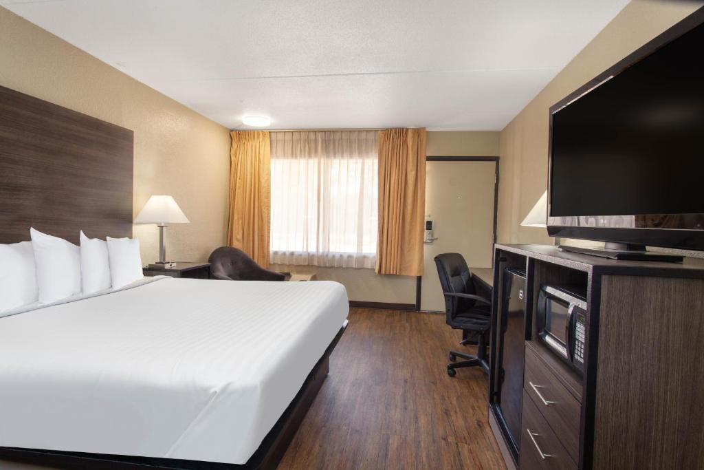 Travelodge by Wyndham Deltona - Sala King - Não Fumante