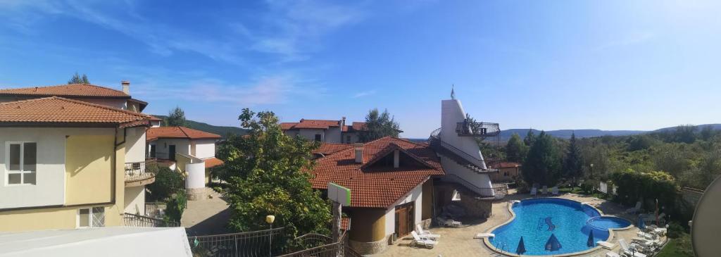 RogachevoにあるStudio Chez nousのスイミングプール付きの家屋の空中ビュー