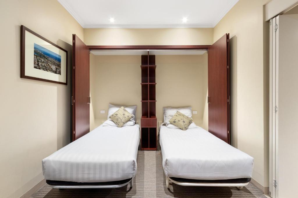 Batman's Hill on Collins - Resim 33