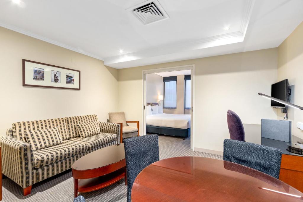 Batman's Hill on Collins - Resim 31