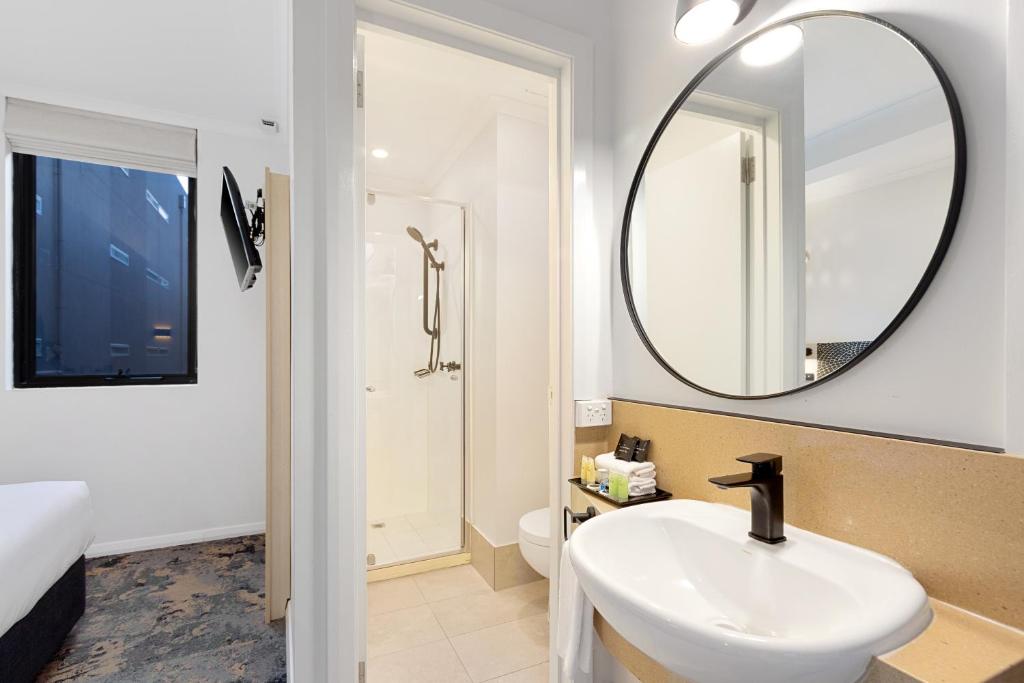 Batman's Hill on Collins - Resim 26