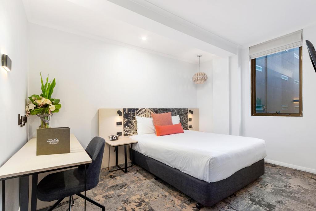 Batman's Hill on Collins - Resim 27