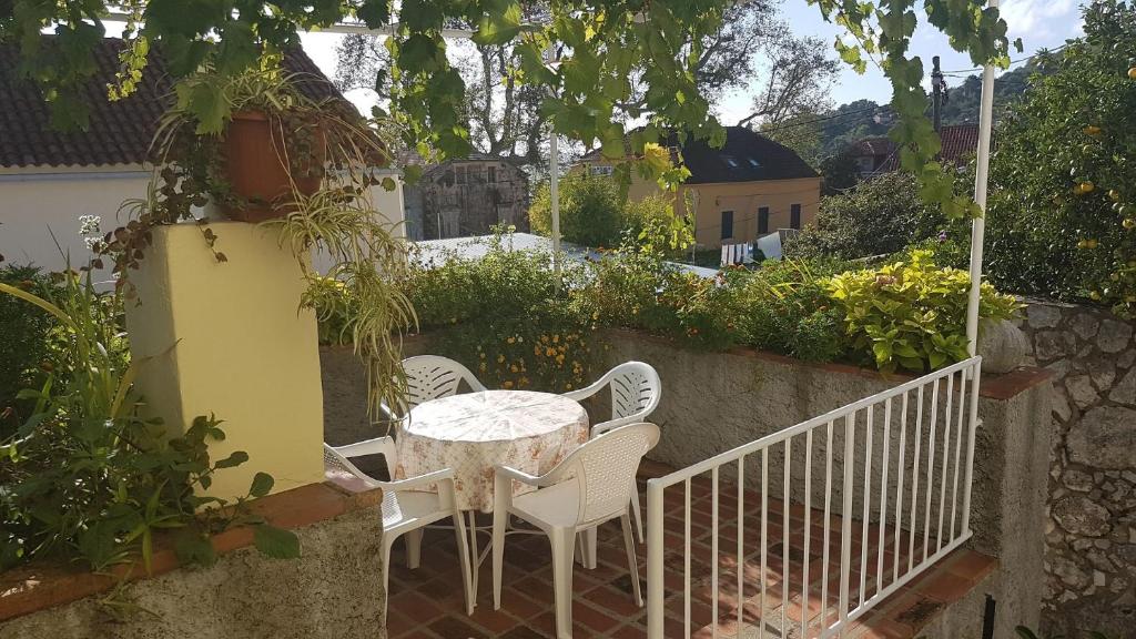 d'une terrasse avec une table et des chaises sur un balcon. dans l'établissement Holiday Home Marija - terrace, à Trsteno