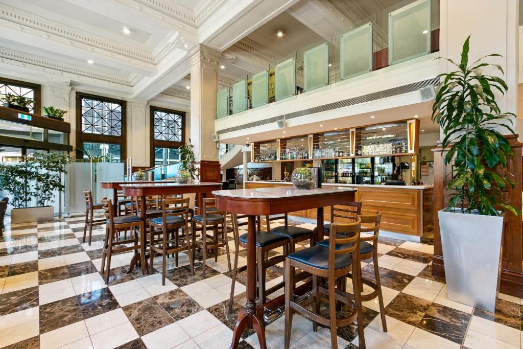Batman's Hill on Collinsにあるレストランまたは飲食店