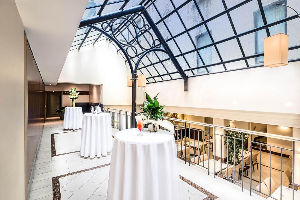 Batman's Hill on Collins - Resim 6