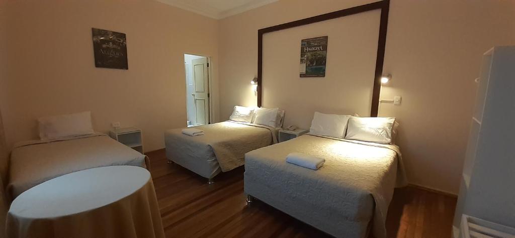 Habitación de hotel con 2 camas y espejo en Los Andes Bed & Breakfast, en Arequipa