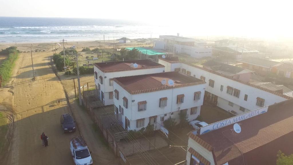una vista aérea de un edificio situado junto a la playa en Costa Margarita en El Tabo