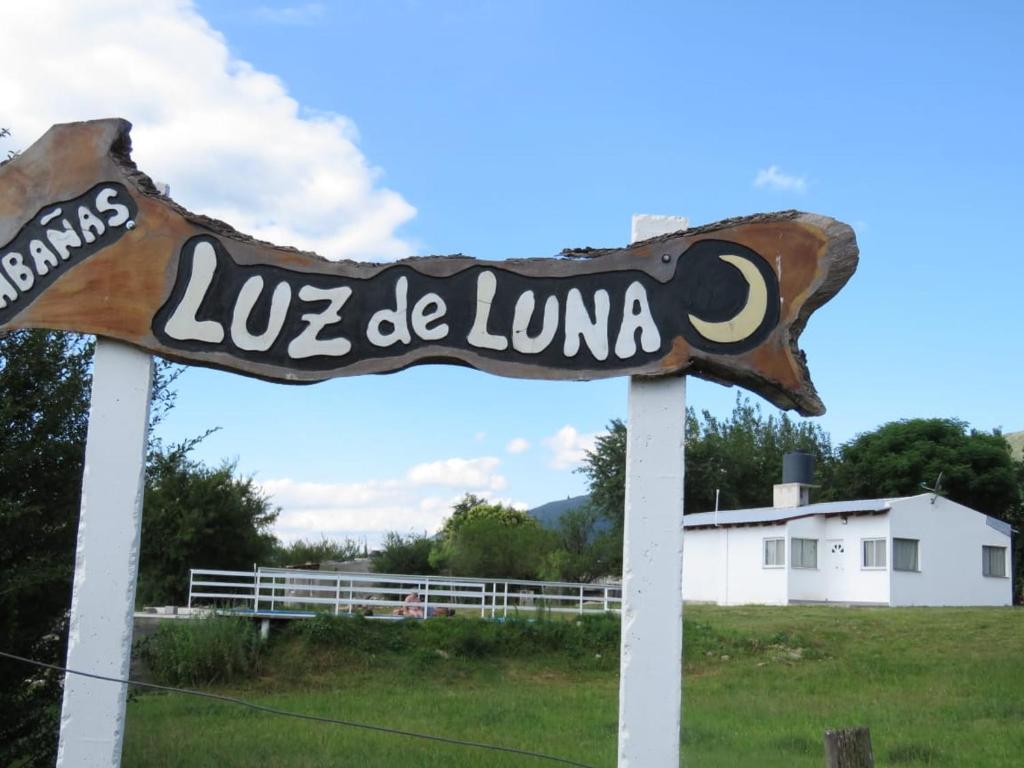 un segno che dice lite de luna in un campo di Cabañas Luz de Luna, Comuna San Roque-Punilla a Córdoba