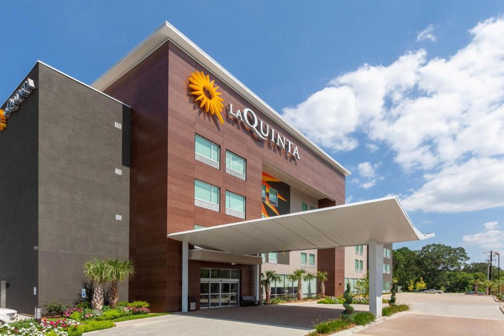 ein Sonnenblumenschild auf der Vorderseite eines Hotels in der Unterkunft La Quinta Inn & Suites by Wyndham Lafayette Oil Center in Lafayette