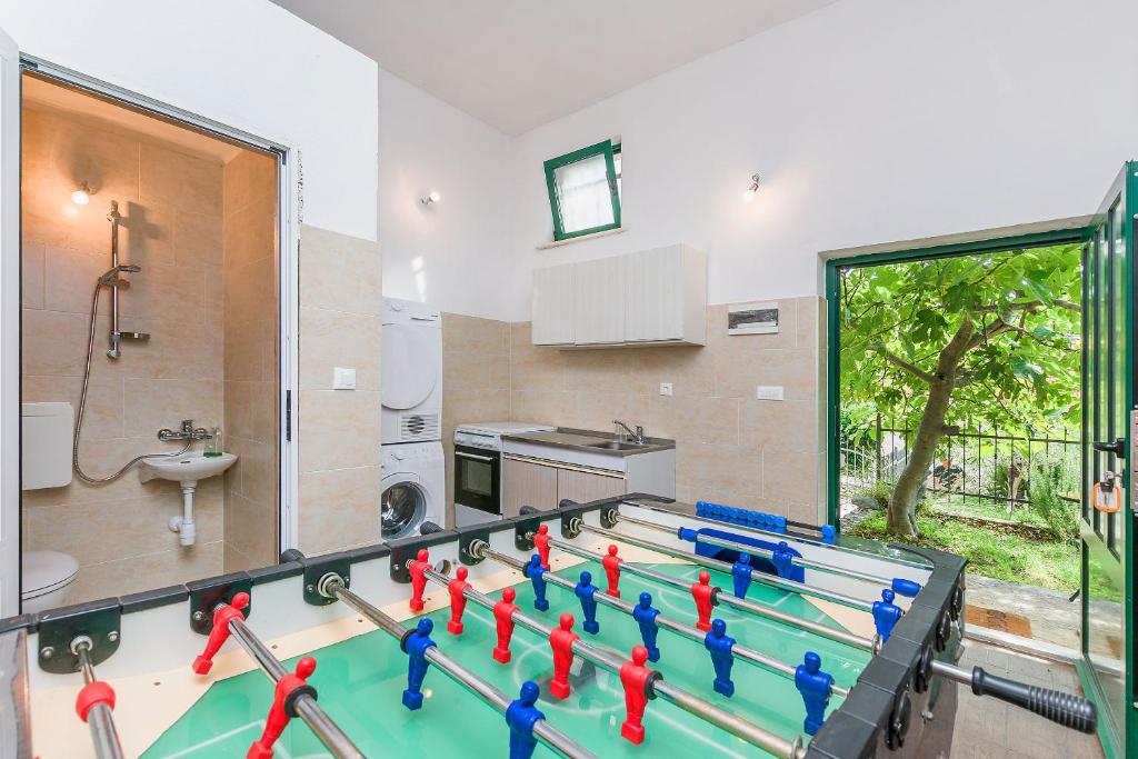 Fotografie z fotogalerie ubytování Villa Holiday home Zvecanje v destinaci Zvečanje
