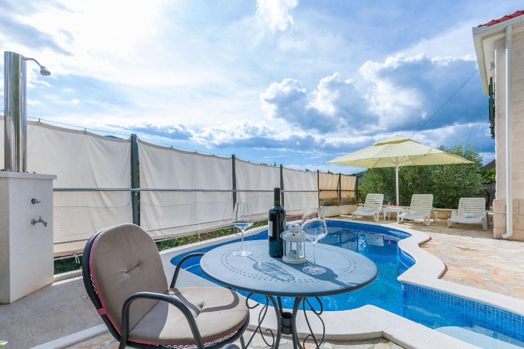 Bazén v ubytování Villa Holiday home Zvecanje nebo v jeho okolí