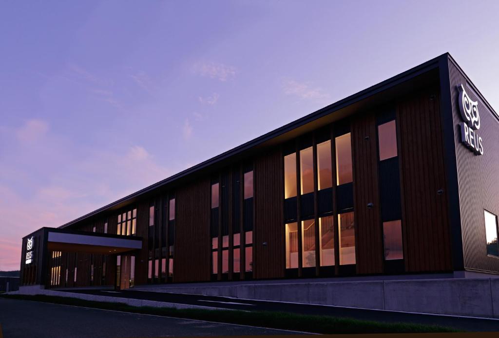 AshoroHotel REUS Ashoro的一座大型建筑的侧面设有窗户
