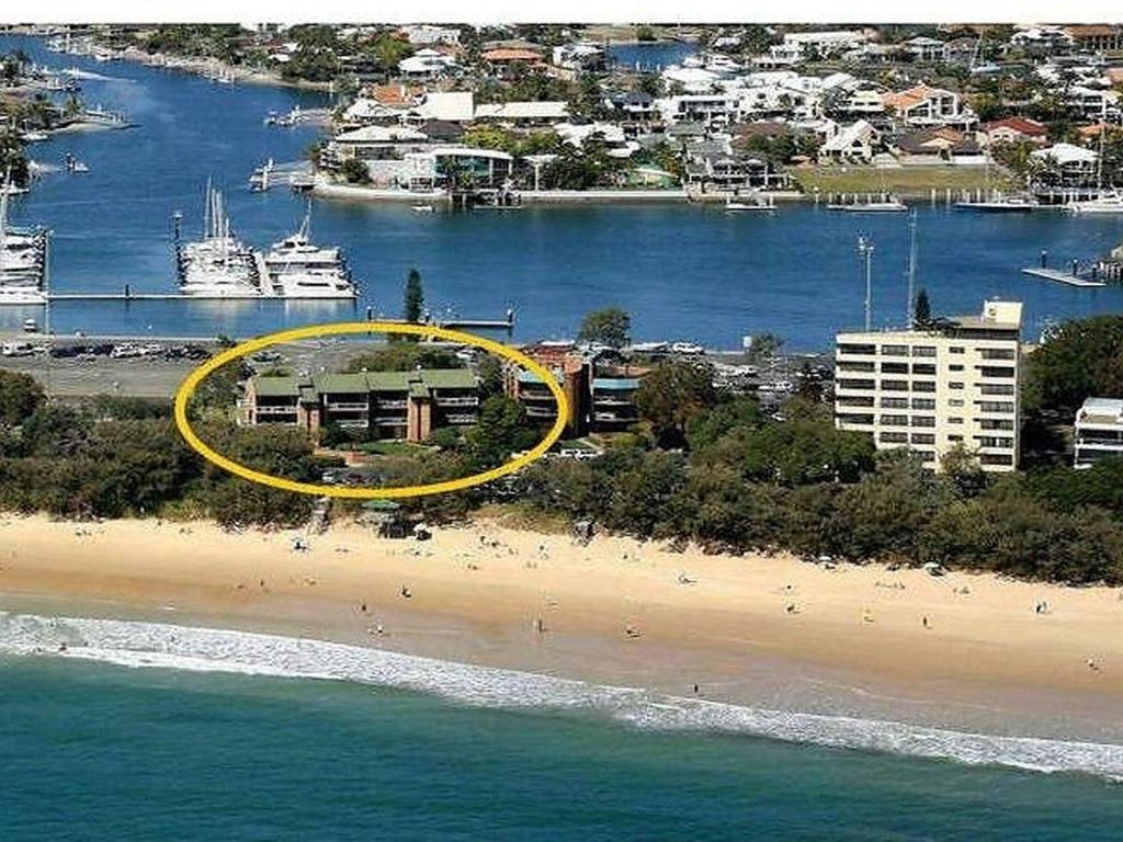 een gele cirkel op een strand naast het water bij Illawong 2 in Mooloolaba