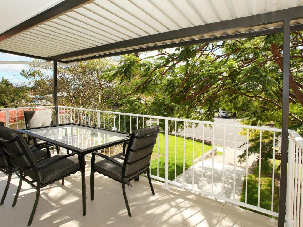 patio con mesa de cristal y sillas en el balcón en Oloway 40, en Alexandra Headland