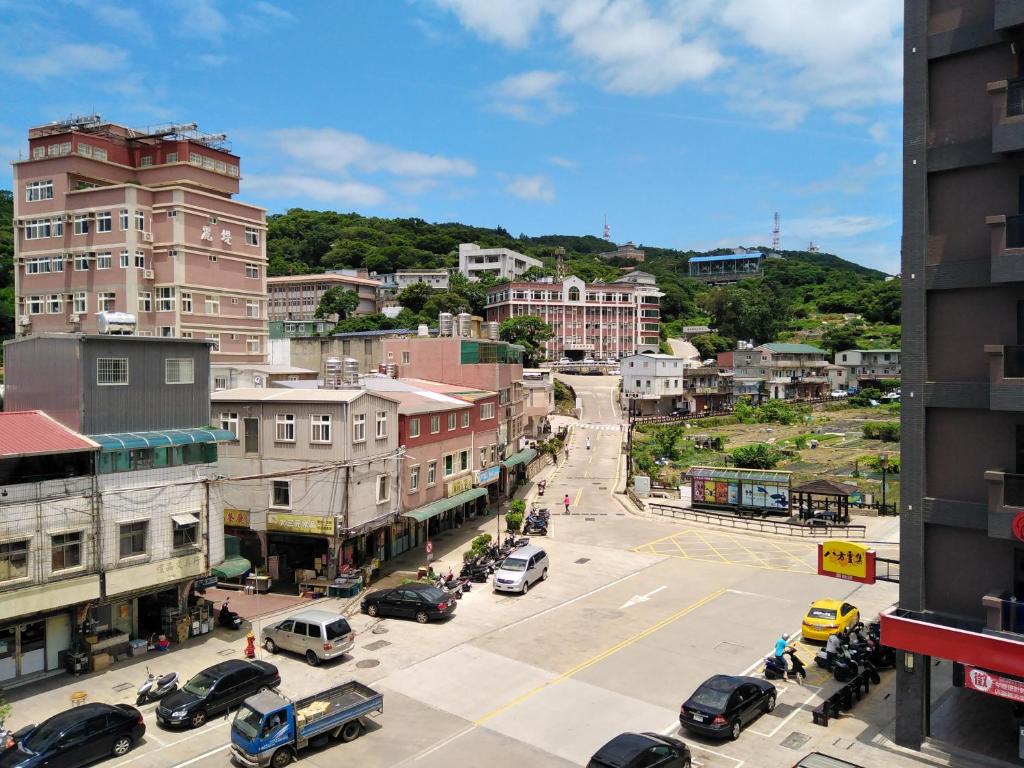 een uitzicht op een straat met auto's en gebouwen bij 星海芝家民宿Samuel's Home in Nangan