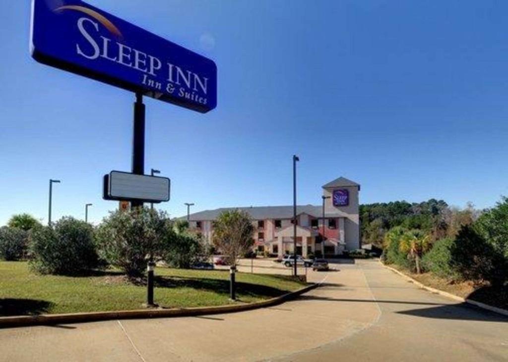um sinal que lê estalagem e suites do sleep em Sleep Inn & Suites Pineville - Alexandria em Pineville