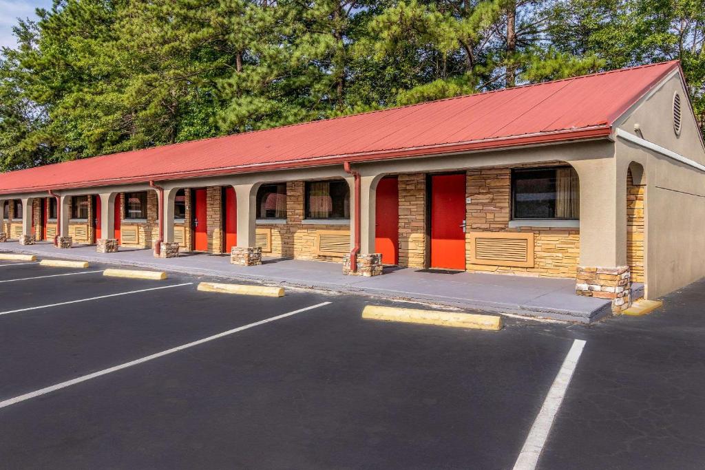 ein Gebäude mit rotem Dach an der Straßenseite in der Unterkunft Econo Lodge Opelika in Opelika