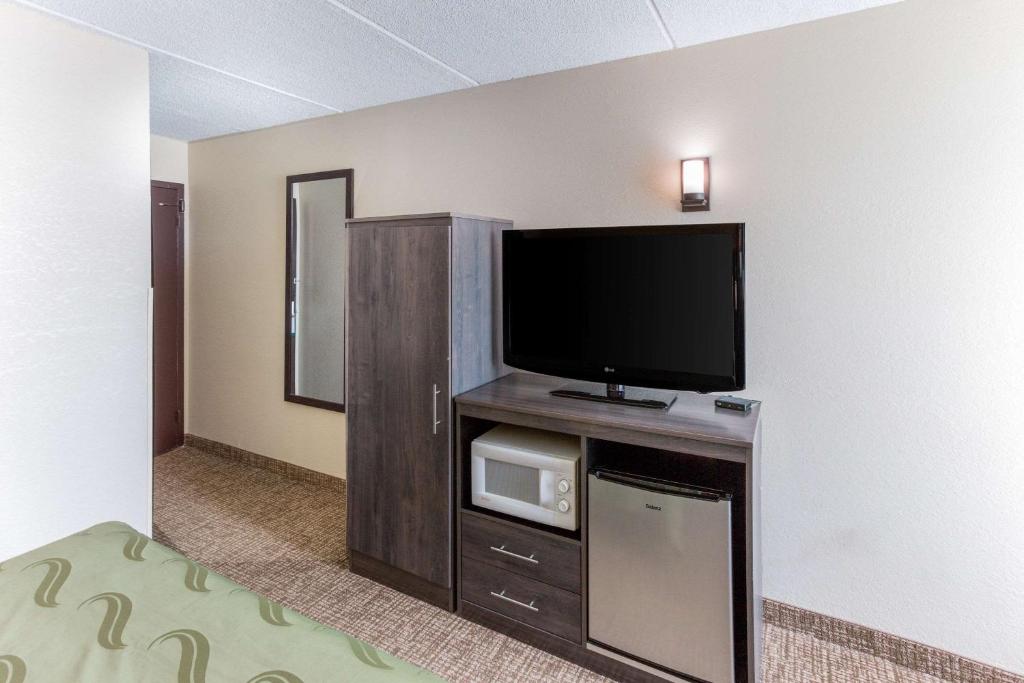 TV a/nebo společenská místnost v ubytování Quality Inn & Suites Plattsburgh